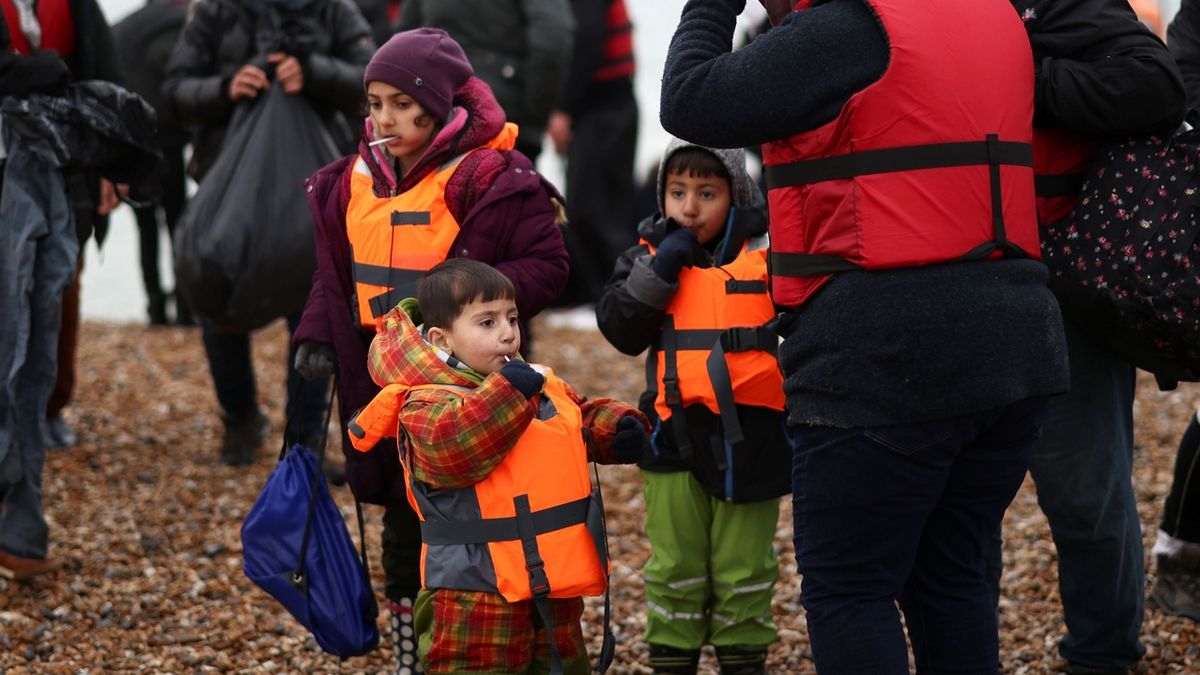 Británie a Francie se po úmrtí 27 migrantů shodly na potřebě zásahu proti převaděčům